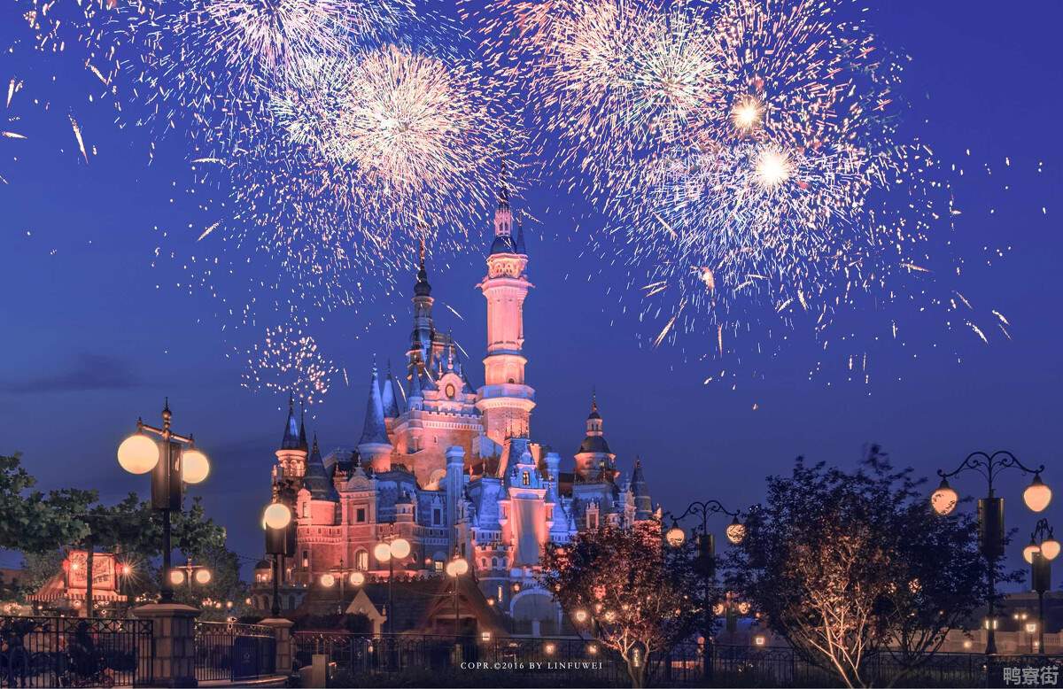 迪士尼城堡微信背景图迪士尼城堡微信背景图烟花
