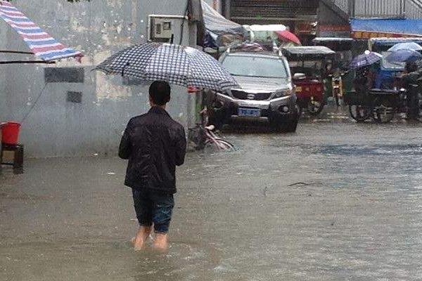 梦见下雨涨水是什么意思 梦到下雨路面涨水特别大有什么预兆