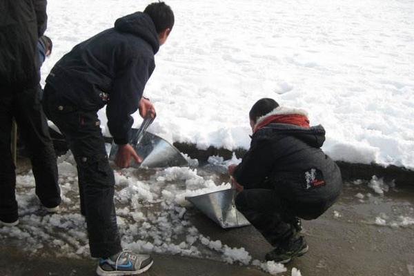 梦见扫雪是什么意思 女人梦到和很多人在一起扫雪有什么预兆