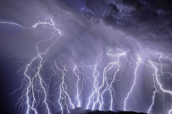 梦见乌云密布是什么意思 梦到天空很多乌云要下暴雨有什么预兆