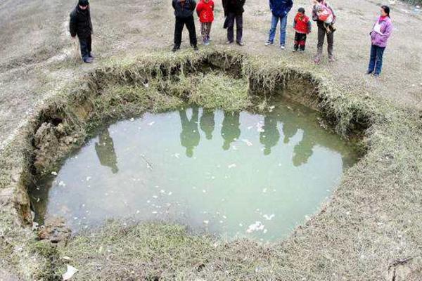 梦见地陷下去了是什么意思 梦到地陷有人掉下去了有什么预兆