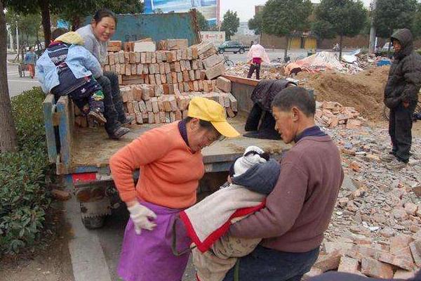 农民的辛苦远远大于你所想象 日薪提高的情况下为何没有存款