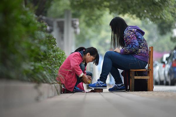 梦见擦皮鞋是什么意思 梦到自己给别人擦鞋子有什么预兆