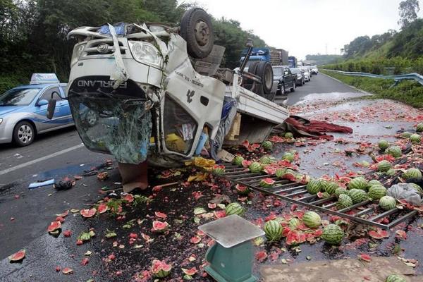 梦见开车翻车是什么意思 女人梦到开车翻车人没事有什么预兆