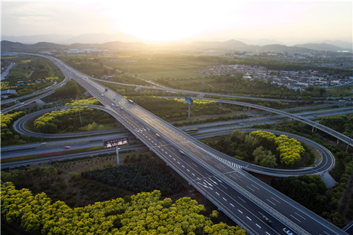 由于疫情，通往北京的高速公路没有被封锁。到