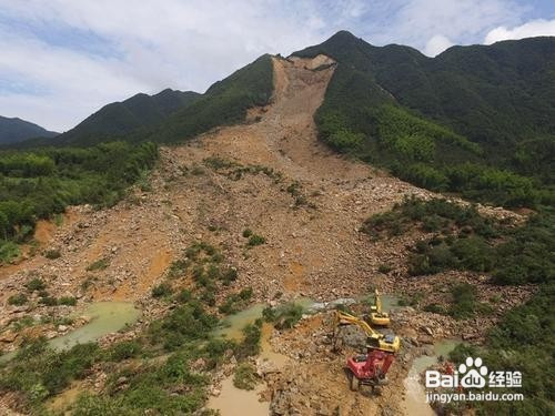 野外遭遇山体滑坡应该怎样逃生？