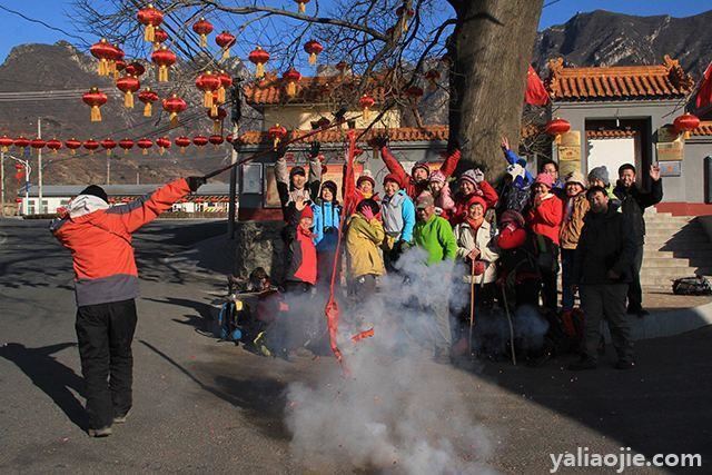 放爆竹雖然近年來城市不允許大規模點爆竹,但是在某些地區則依然保留