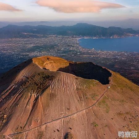 哪个火山的爆发毁灭了古罗马帝国的庞贝城？