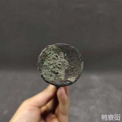 人类最先使用的制造器具的金属是什么？