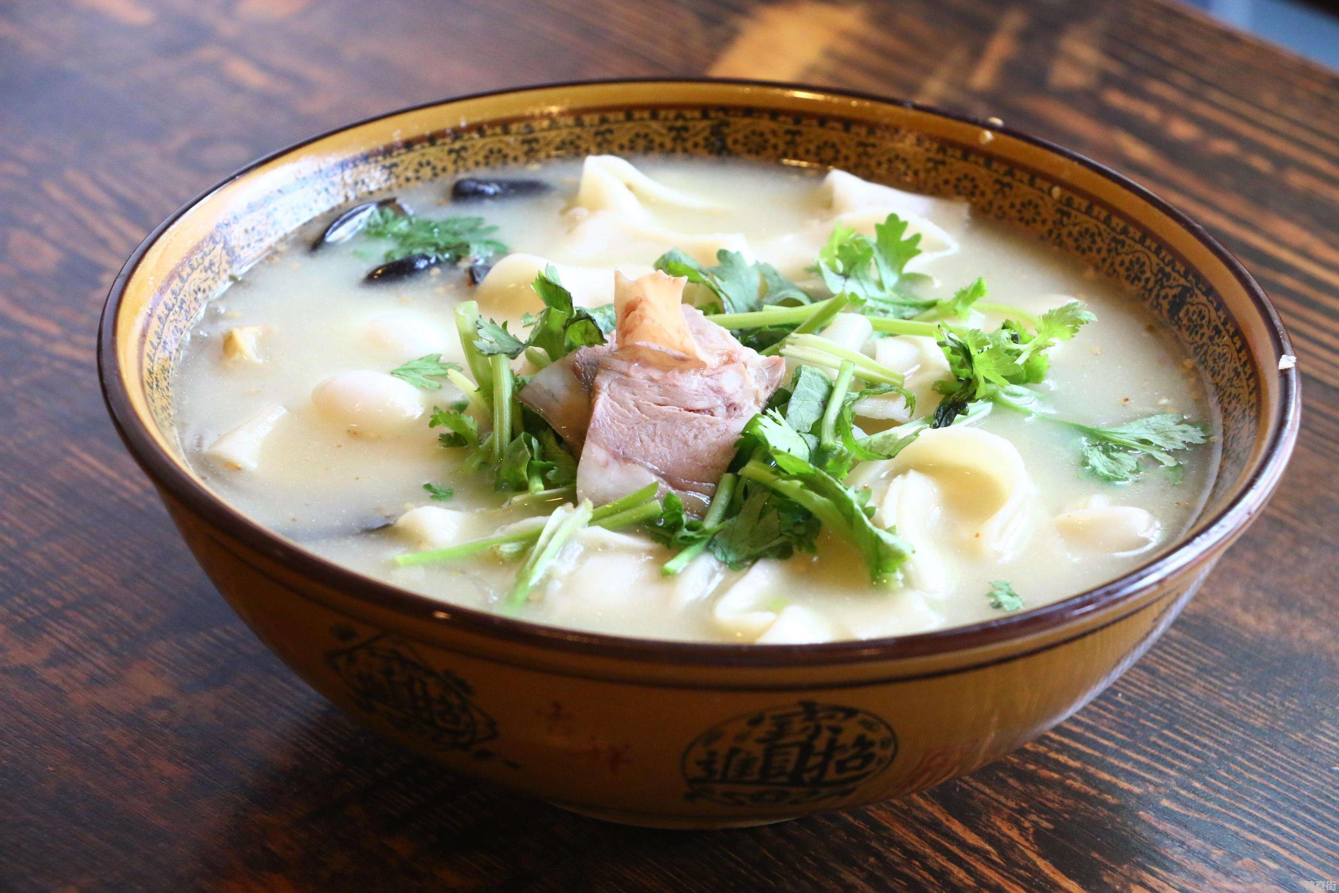 河南烩面是属于豫菜系的河南省地方特色菜品
