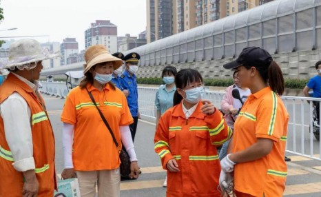 武汉城管优秀代表，曾是局里唯一一名80后，偶像是兵器专家吴运铎